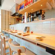 カウンター席は天ぷらの揚がる音をBGMに、美酒に酔う至福の一人時間が満喫できる特等席。串天ぷらをつまみに、チョイ飲み利用することも可能です。足繁く通って、日本酒の奥深さを堪能してみてはいかがでしょう。