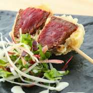 分厚く切ったランプ肉をさっと揚げ、レア状に仕上げた牛の天ぷらをドレッシングのかかった香味野菜と共にいただく一品。野菜の香りと食感が牛の旨みとやわらかさを存分に引き立てます。手に取って味わえるのも魅力。