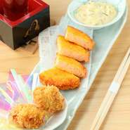 魚のすり身に野菜や一味唐辛子を混ぜ、パン粉をつけて揚げた呉名物の「ガンス」。料理長がアレンジを加えた【三宅本店　銀座店】オリジナルのガンスと共に楽しめます。甘酒入りの特製タルタルソースで召し上がれ。