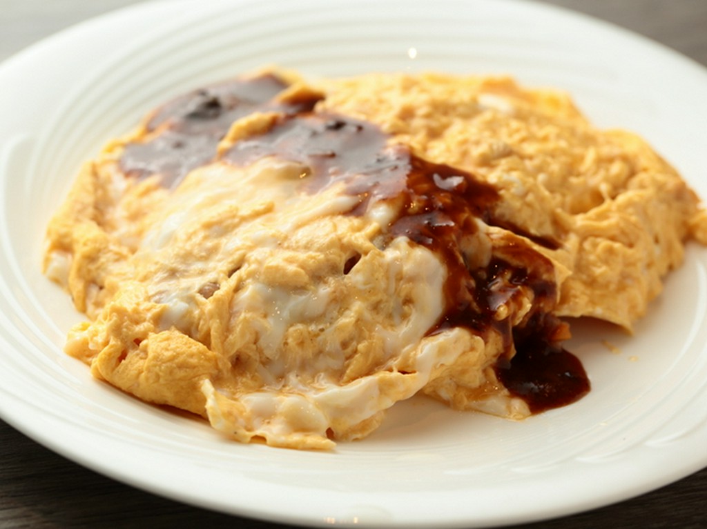 秘伝デミ×鳳凰卵。中のチキンライスも絶品の『デミオムライス』