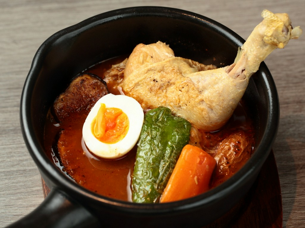 清流鶏の骨付きもも肉が美味! 『チキンレッグのスープカレー』