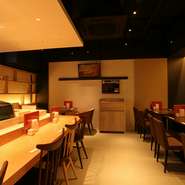 ベージュを基調とし、ダークブラウンのテーブルと椅子が大人のおしゃれな空間を演出。スタイリッシュでありながら温もりが感じられる店内で、流れるモダンジャズに耳を傾けながら、ゆったりとした時間が過ごせます。