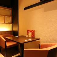 店内奥にあるカップルシートは恋人たちの特等席。リラックスして会話が楽しめる座り心地の良い椅子は時間を忘れてしまいそうです。流れる静かなモダンジャズもデートをロマンティックに演出します。