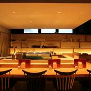 目の前で華麗なワザを眺められるカウンター席。気さくな大将ご夫婦は、カウンターで好きなお寿司やお酒を飲んで幸せな気分になってくれるのが嬉しいとのこと。初めてのカウンター寿司デビューにもおススメです。