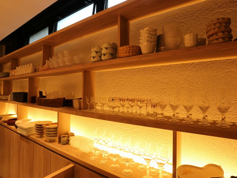 クリスタルを中心とした器が料理に華を添える