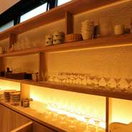 店で使用している器は、大阪の名家だった女将の実家から譲り受けたもの。長年客人たちの目と口を楽しませてきた器が揃っています。どんな器で供されるのか、料理プラスαの愉しみが待っています。