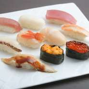 寿司を中心に煮物や魚料理など、その日一番の大将自慢の一品が味わえる贅沢なコース。旬の素材のおいしさを最良の調理法で引き出します。冷たいものは冷たく、温かいものは温かく、気配りと間合いも見事の一言。