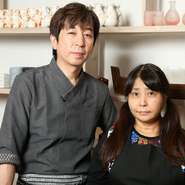 常連も初めての人も、誰もが楽しい時間を過ごしてもらいたいとの思いで店を開いた大将。女将の丁寧な接客も評判です。アットホームな雰囲気の中リラックスしておいしい料理に舌鼓。疲れが癒され元気がもらえます。