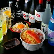 生ビールをはじめ、日本酒や焼酎など70種類以上が選べる飲み放題メニュー。お好み焼きやもんじゃ焼きに合うサワーやカクテルも充実しています。ソフトドリンクのみはもちろん、烏龍茶のみのユニークな飲み放題も。