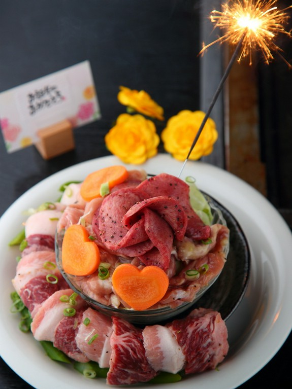 お肉好きの方のバースデーを華やかに彩る『肉ケーキ』