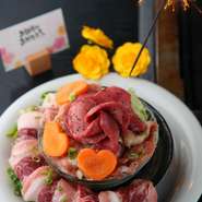 【祭ばやし】自慢の厳選牛をデコレーションケーキのように盛り付け！　甘いものが苦手な方や、肉食系の方のお誕生日会やお祝いごとに大人気です。サプライズのプレゼントにも。