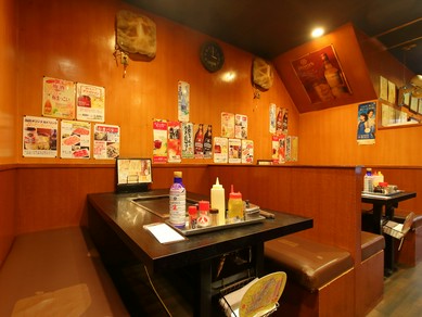 ボックス席でゆったり、仲間と味わう『もんじゃ焼き』