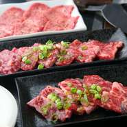 焼肉店で修業し、肉の選び方やさばき方を熟知する料理人が、店長とともに本格焼肉のための素材を厳選。極上の肉をリーズナブルに、鉄板焼きとして味わえます。写真は『和牛上カルビ』『上ハラミ』『上タン塩』。