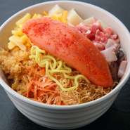 北海道からの直送にこだわった上質な明太子を贅沢に、丸ごと1本のっけ盛り。チーズや餅とからみ合う明太子の味わいがたまりません。具材は、太っ腹明太子・チーズ・餅・豚・いか・そば。