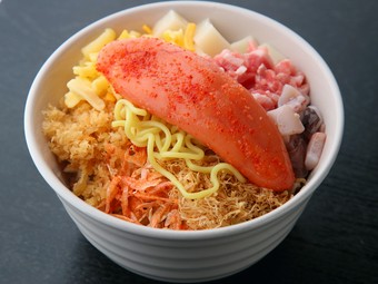 明太子好きには外せない！　丸ごと1本、北海道直送明太子の存在感たっぷりの『スペシャル明太子もんじゃ』