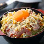 もんじゃ焼きメニューの中では上位ランキングに入る人気メニュー。とろり食感はもちろん、カリッと焦げていくチーズの香ばしさもお楽しみ。具材は、ベーコン・チーズ・玉子・特製ソース。