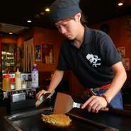 【祭ばやし】は来店者が自分のペースで焼きながらいただくスタイル。そんな中、火の調節方法や焼き方などで困っている人はいないか、常に目を配って声かけをしているのだとか。初めての人、外国人でも安心です。