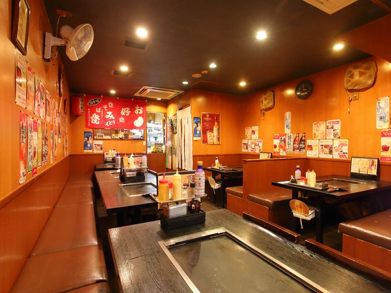 グループでワイワイ、お好み焼きやもんじゃを囲むひとときを