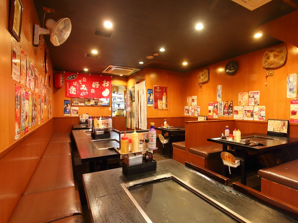 グループでワイワイ、お好み焼きやもんじゃを囲むひとときを