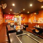 お好み焼きやもんじゃを仲間と囲む時間は、会話も食事も楽しめる特別なひととき。サワーやカクテルが豊富な飲み放題や、記念日におすすめの『肉ケーキ』で、会も盛り上がります。