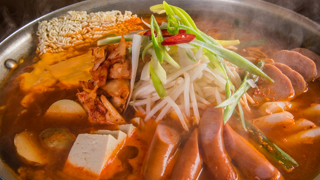 こだわりの南洲金豚やキムチなど多種にわたる具材が辛味スープと絡み合い更なる旨味を作り出す『ブデチゲ』