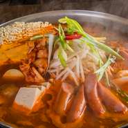 自家製のブデ味噌だれと野菜の出汁を合わせたスープを使用。こだわりの南洲金豚をはじめキムチやハムなどたくさんの具材が入っています。ほどよい辛味と深い味わいのスープはやみつきになること間違いなしです。