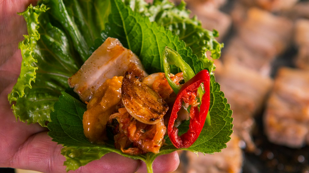 鹿児産の銘柄黒豚の肉を使用。3種の異なる銘柄豚と豚トロ肉から好みのお肉を選んで食す『サムギョプサル』