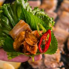 鹿児産の銘柄黒豚の肉を使用。3種の異なる銘柄豚と豚トロ肉から好みのお肉を選んで食す『サムギョプサル』