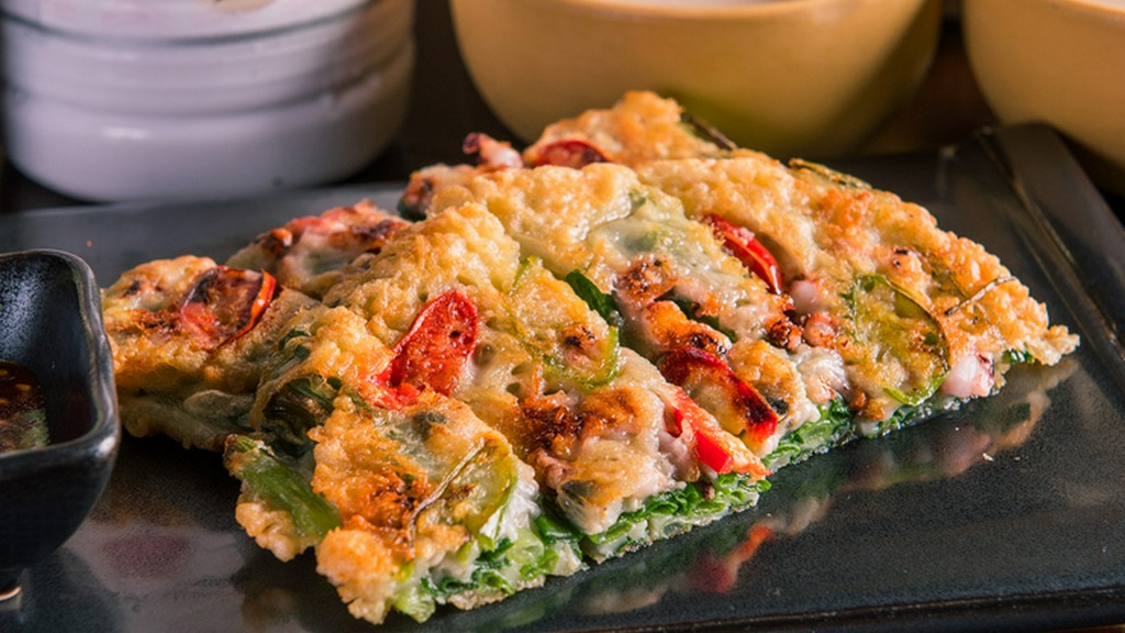 海鮮独特の旨味と香り豊かなネギの風味が特徴の『アサリとイカのネギのチヂミ』