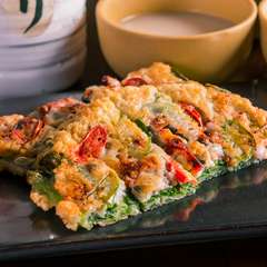 海鮮独特の旨味と香り豊かなネギの風味が特徴の『アサリとイカのネギのチヂミ』