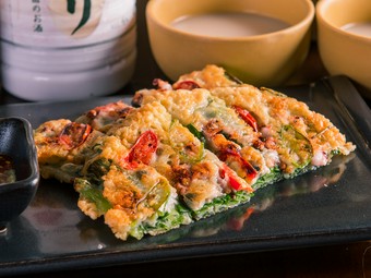 海鮮独特の旨味と香り豊かなネギの風味が特徴の『アサリとイカのネギのチヂミ』