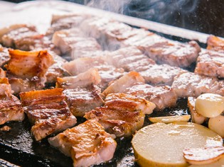 鹿児島県産黒豚の肉をあえて厚切りで提供する『サムギョプサル』