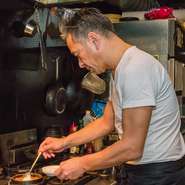 「常に明るく、元気に楽しく」をモットーに、お客様が食事をされることで、お腹も心も満たされるようなお店にしたいという心意気が感じられます。また、韓国料理を広く世に広めたいと常に尽力されています。