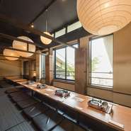 大勢でにぎやかな宴会は【はちごはん】におまかせ。2階には50名まで利用可能な掘りごたつのお席が完備されています。店自慢の料理を堪能できるコースは飲み放題付。同僚や友人同士、おいしい宴会を演出できます。