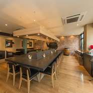 広々としたスペースでランチはいかが。心地よい日差しに包まれながらのんびりと過ごせます。好みの料理を盛り付けて、自分だけのプレートを楽しめる『DELI LUNCH』。デザートは抹茶をふんだんに使ったスイーツで。