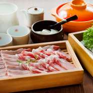 創業からの代表メニュー。黒豚にどんぐりを食べさせて育てた甘みのある南州金豚を使用したコラーゲン入りのしゃぶしゃぶ。つけダレは大分県矢野農園さんの金賞を受賞した梅を漬けた白梅酢でサッパリと。※2名様から