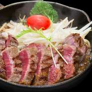 大自然の中、牧草のみで飼育された牧草牛はヘルシーかつ肉質がやわらかく肉本来の味わいを楽しめます。
【御膳】
100ｇ…1180円
150ｇ…1480円
200ｇ…1880円
【単品】
100ｇ…1000円
150ｇ…1300円
200ｇ…1700円