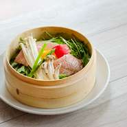 蒸してプリプリの赤魚と旬のお野菜をヘルシーに。
