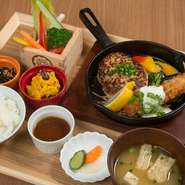 大きな海老フライとふっくらハンバーグでボリュームたっぷり。ご飯がすすみます。