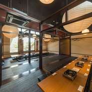 最大50名まで利用可能な掘りごたつ席は会社の宴会にピッタリ！　店自慢の鍋料理を囲みながらにぎやかな宴会はいかが。またデートや女子会、家族での食事にうれしい個室も完備。多彩なシーンで利用できます。