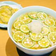 ひんやり冷たい出汁に香り高い“すだち”が入った
すっきりと爽やかな味わい！
暑い日に食べていただきたい一品です