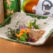 胡麻の香りとさばの旨みが絶妙に絡み合う、福岡の名物料理の一つです。新鮮なサバの刺身に、甘辛い特製のタレと、胡麻で和えたら完成。刻み海苔やネギ、薬味なども一緒に混ぜ合わせていただくおすすめの一皿です。