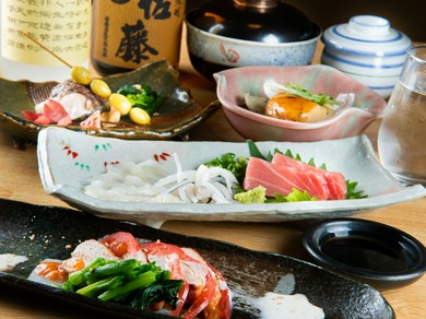 料理人が厳選する日本酒6種が常備。飲み比べする楽しみも