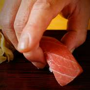 大将は全国寿司コンテストなどで銀賞を受賞した全国でも名が知れたツワモノ。季節の旬のネタで握る寿司や魚貝の一品料理をリーズナブルな価格で堪能できます。