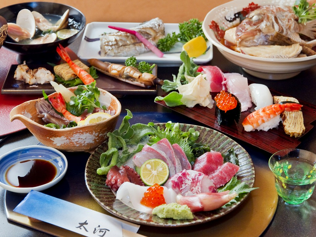 座敷個室も完備。飲み放題付きのおまかせコースもございます