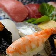 季節の旬のネタで握る寿司をご堪能下さい