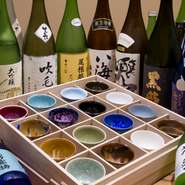 全国から取寄せた日本酒。器にもこだわります。