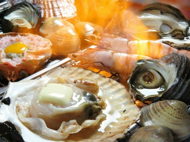 お客様ご自身で食材を焼いて・炙って楽しんでいただくスタイル