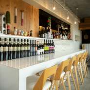 一人で気軽に入れ、ゆっくり楽しめる店。ディナーは豊富なアラカルトが登場し、グラスワインも充実。ランチはお好きなピザかパスタを選べ、サラダ・スープ・デザート・カフェがセットに。コスパの高さも魅力！