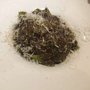 但馬牛を贅沢に使った濃厚なソースが絶品。まさに、ボロネーゼの概念が変わる美味しさです。パスタは平打ち麺パッパルデッレ。旬野菜を練り込んだ自家製手打ちパスタに変更でき（要 追加料金）、こちらも大人気。